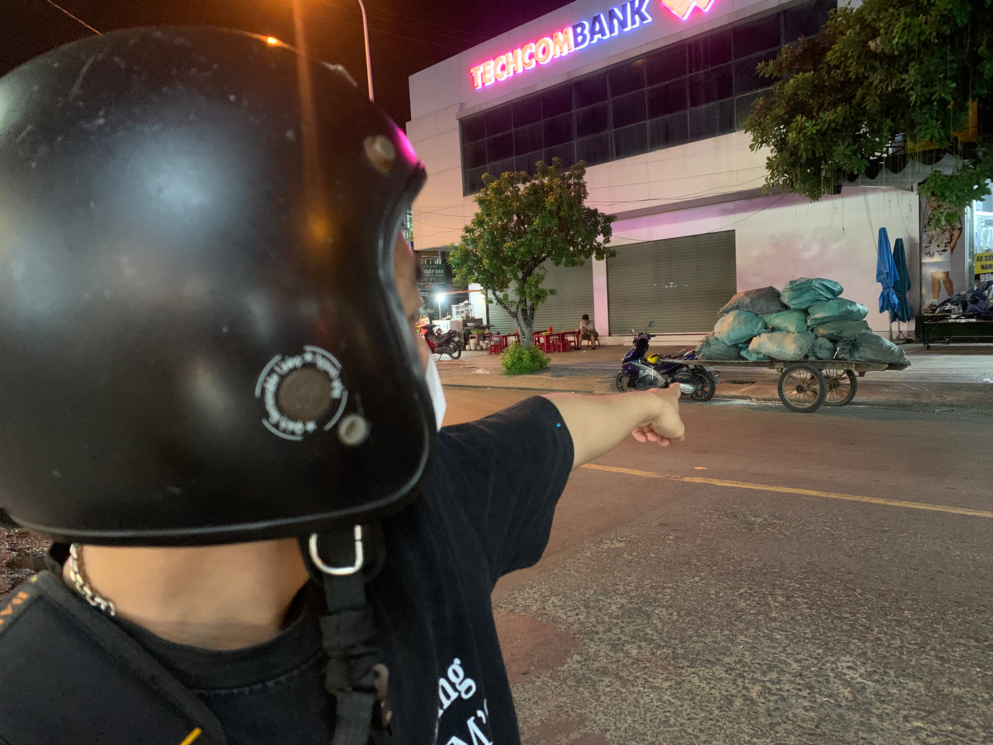 Theo người đi đường cho hay, những chiếc xe này chạy bất kể ngày đêm, chở hàng hóa cao ngất, nhiều xe còn vượt đèn đỏ, bấm còi inh ỏi. Tình trạng này thường xuyên xảy ra khiến nhiều người rất bức xúc.