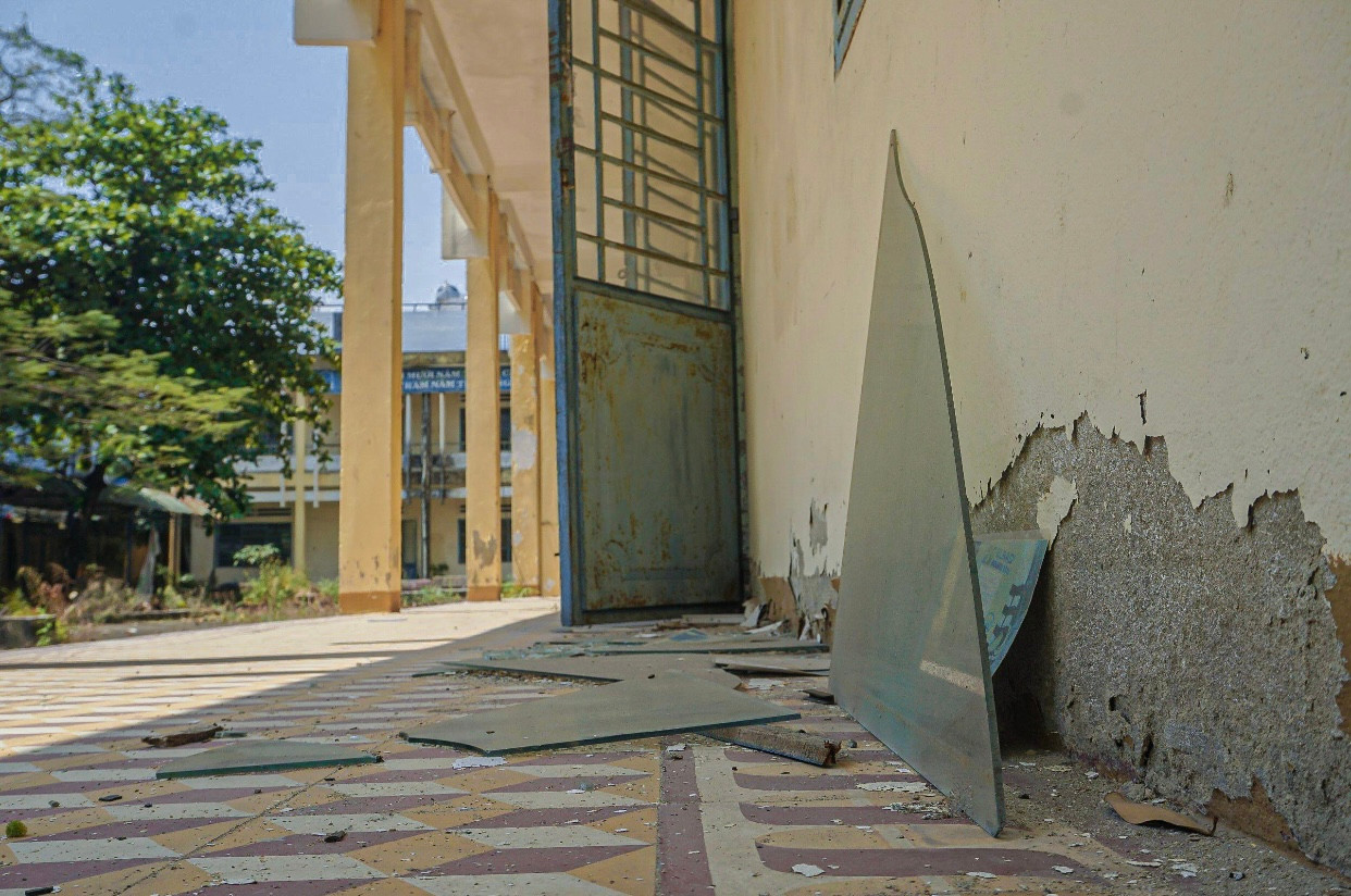 Nhiều mảng tường bị bong tróc, rong rêu bám đầy. Hệ thống điện đã hư hỏng, xuống cấp nghiêm trọng. Nhiều mảng tường bị bong tróc, rong rêu bám đầy. Hệ thống điện đã hư hỏng, xuống cấp nghiêm trọng.