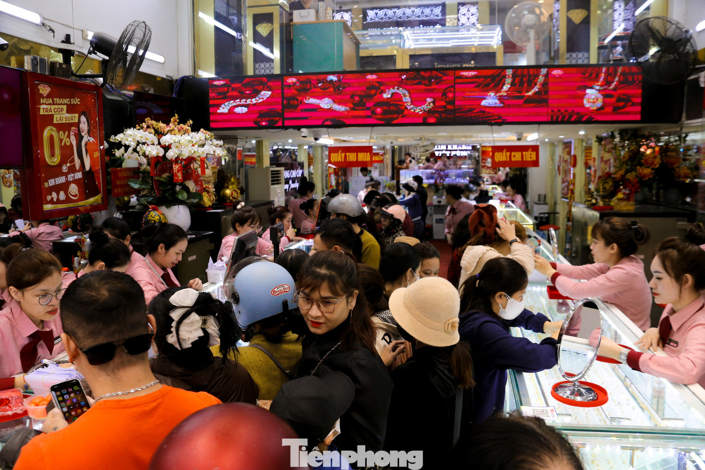 Đám đông chen chân, chờ đợi để mua được vàng.