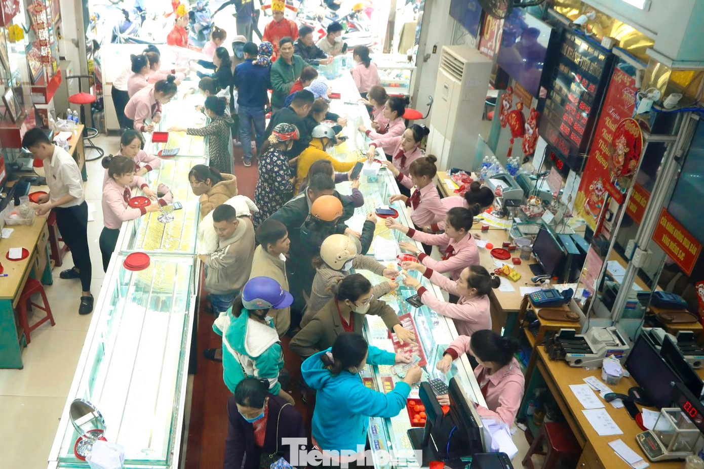 Đám đông chen chân, chờ đợi để mua được vàng.