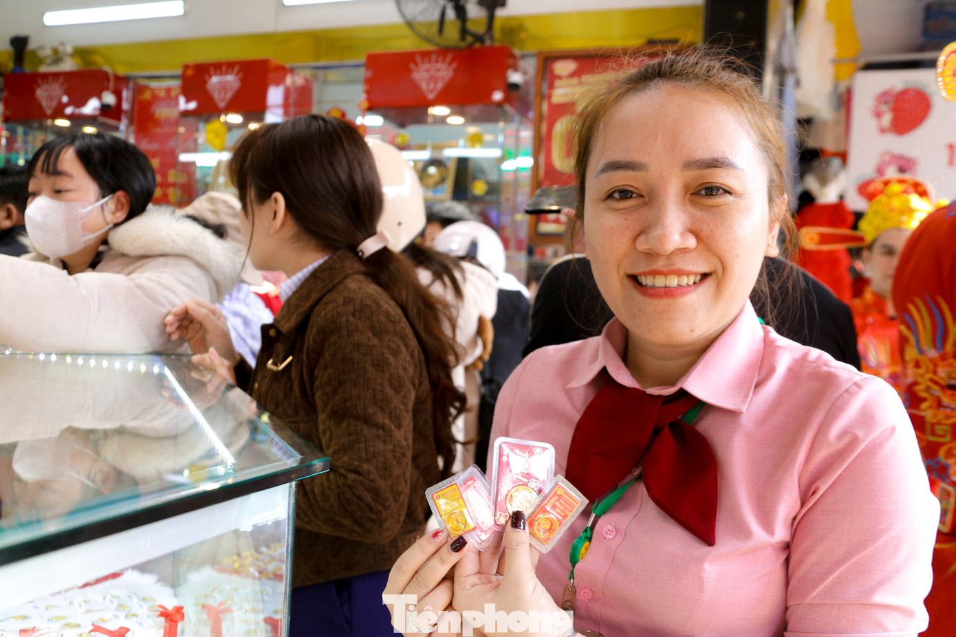 Quản lý tiệm vàng cho biết thị trường vàng năm nay sôi động, sức mua không giảm nhiệt so với năm ngoái. Từ 4h, nhiều người đã đến xếp hàng để chờ mua vàng.