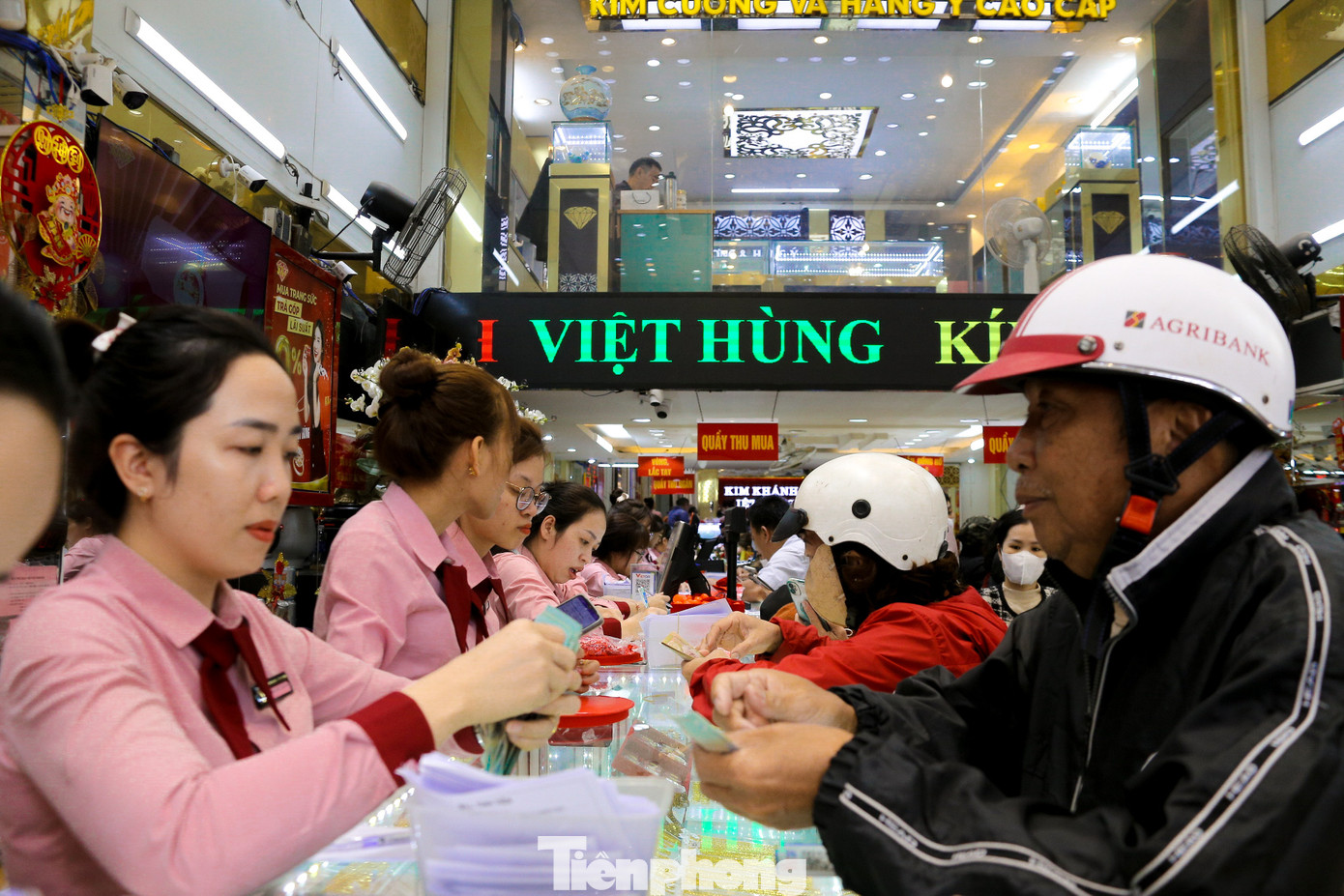 Nhân viên các cửa hàng phải làm việc liên tục từ sáng sớm để phục vụ nhu cầu mua vàng của người dân.