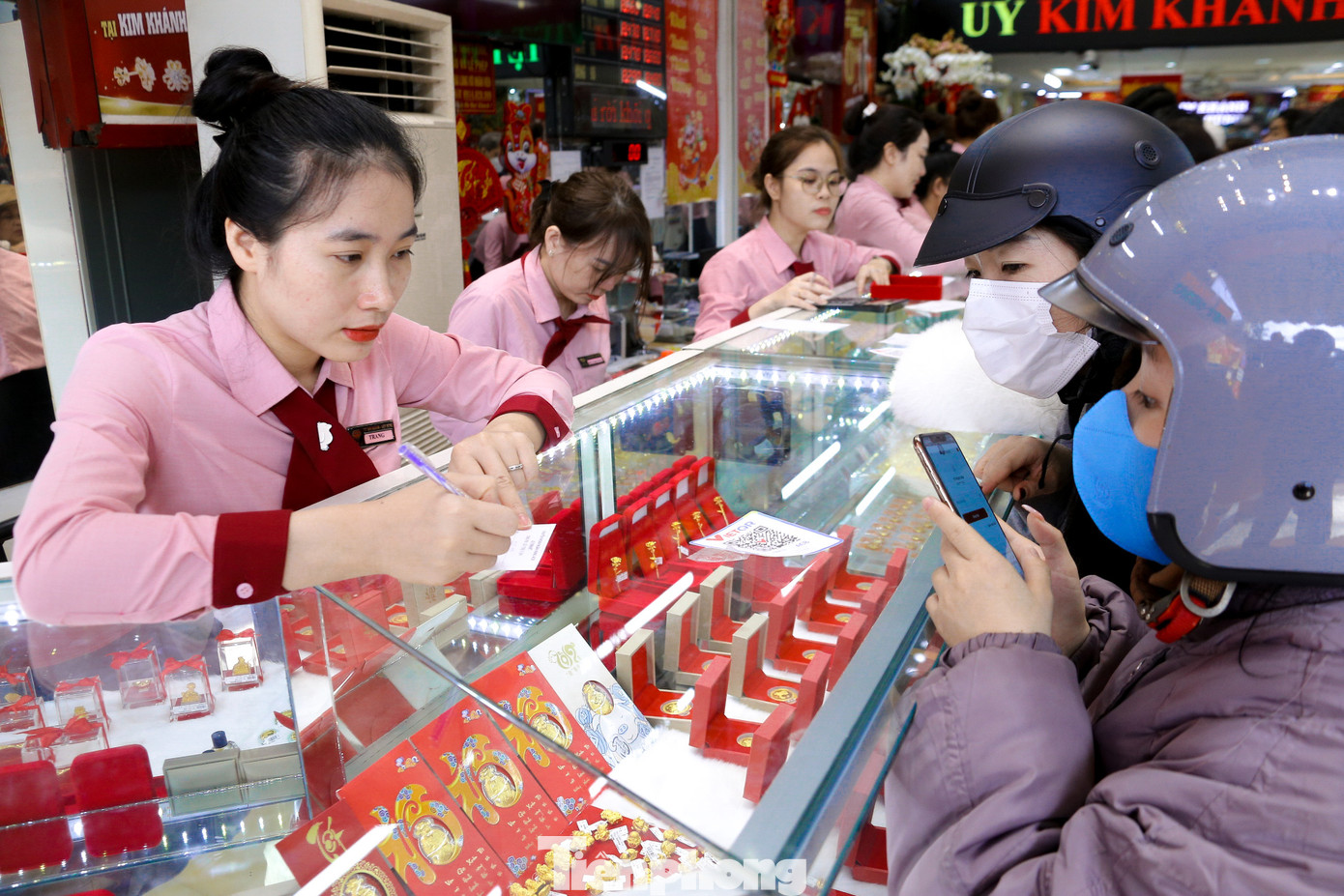 "Chúng tôi làm việc từ sáng sớm để phục vụ khách hàng một cách tốt nhất. Vàng khâu, vàng 24k... bán rất đắt hàng, được nhiều người chọn mua. Năm nay nhiều mặt hàng, sản phẩm đa dạng để khách hàng lựa chọn, mua sắm", chị Quyên nói.