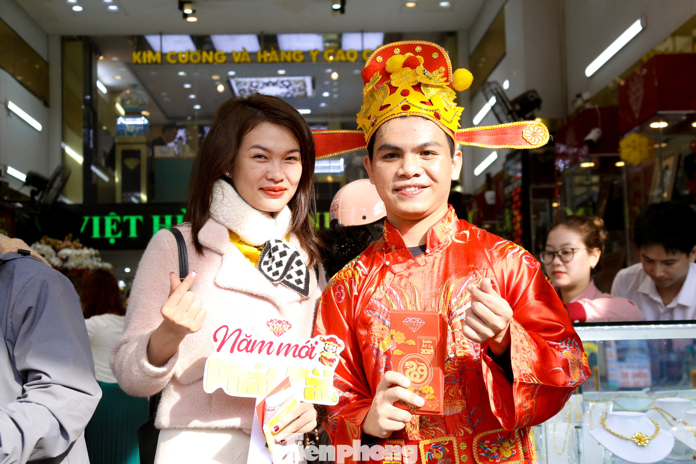 Chị Liên Thùy Duyên (trú xã Hòa Ninh, huyện Hòa Vang) cho biết chị đến từ lúc 6h nhưng hơn 8h mới mua được vàng. "Hôm nay tôi xin nghỉ làm một hôm để đi mua vàng trong ngày vía Thần Tài để cầu mong năm mới phát tài phát lộc, mọi việc sẽ được suôn sẻ hơn", chị Duyên nói.