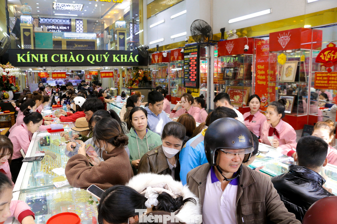 Nhiều người đã đến từ rất sớm chờ mua được vàng trong ngày vía Thần tài để cầu mong may mắn, tài lộc đến trong năm mới.