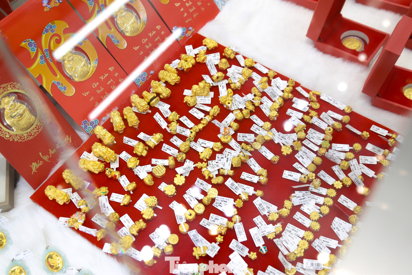 Vàng khâu, vàng 24k... được nhiều người chọn mua.