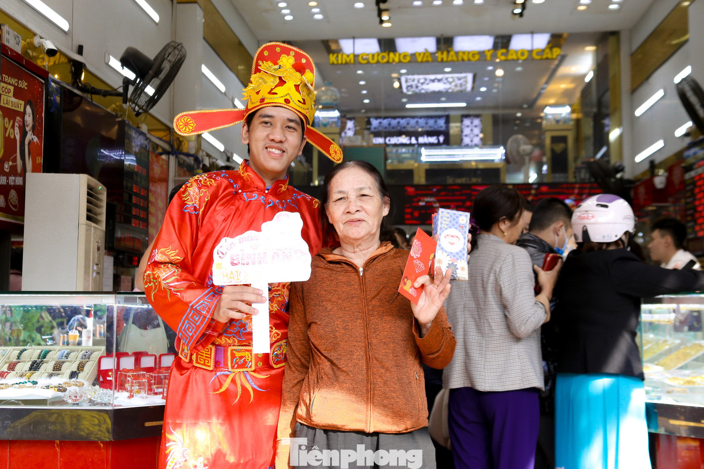 "Năm nào ngày vía Thần tài tôi cũng đi mua vàng để cầu mong tài lộc sẽ đến với mình, cũng như sẽ thuận buồm xuôi gió trong công việc", bà Nguyễn Lan (trú quận Liên Chiểu) cho hay.