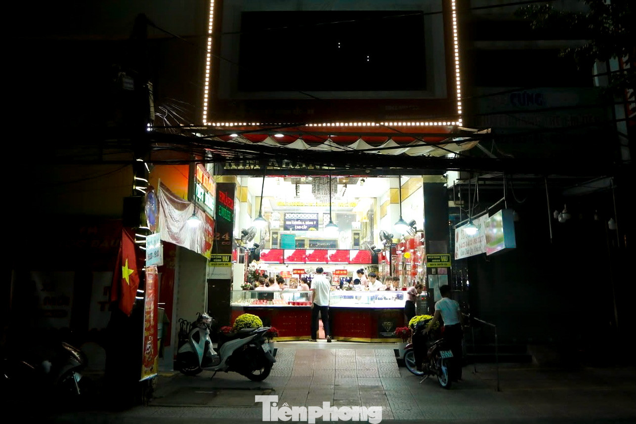 Từ 4h ngày 7/2, các tiệm vàng trên địa bàn thành phố Đà Nẵng nhộn nhịp bởi nhiều người đã đến từ rất sớm để mua vàng trong ngày vía Thần tài.