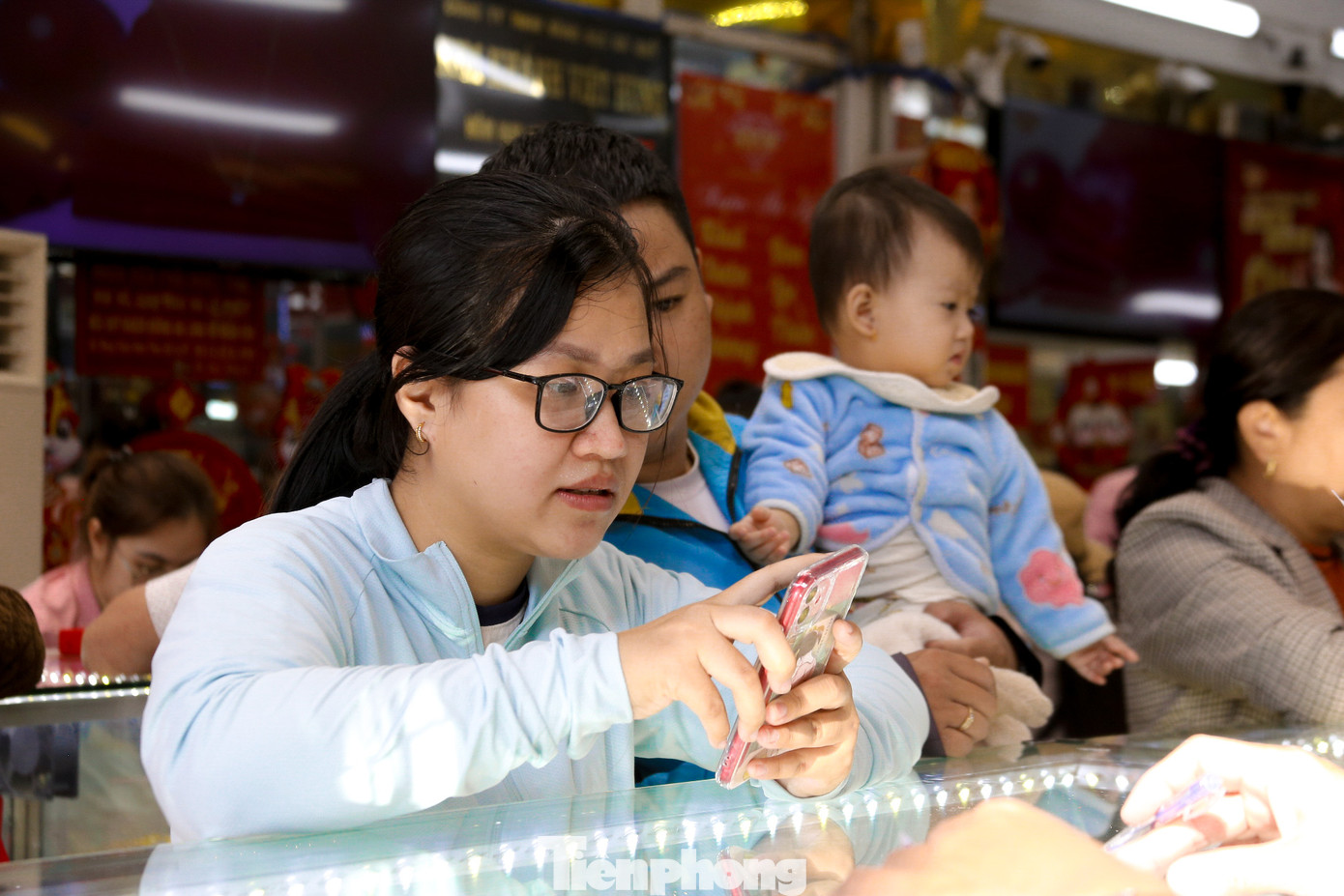 Nhân viên các cửa hàng phải làm việc liên tục từ sáng sớm để phục vụ nhu cầu mua vàng của người dân.