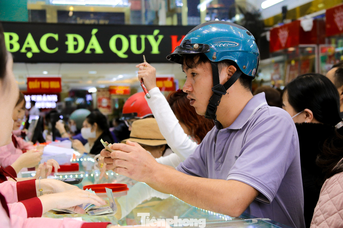 Nhân viên các cửa hàng phải làm việc liên tục từ sáng sớm để phục vụ nhu cầu mua vàng của người dân.
