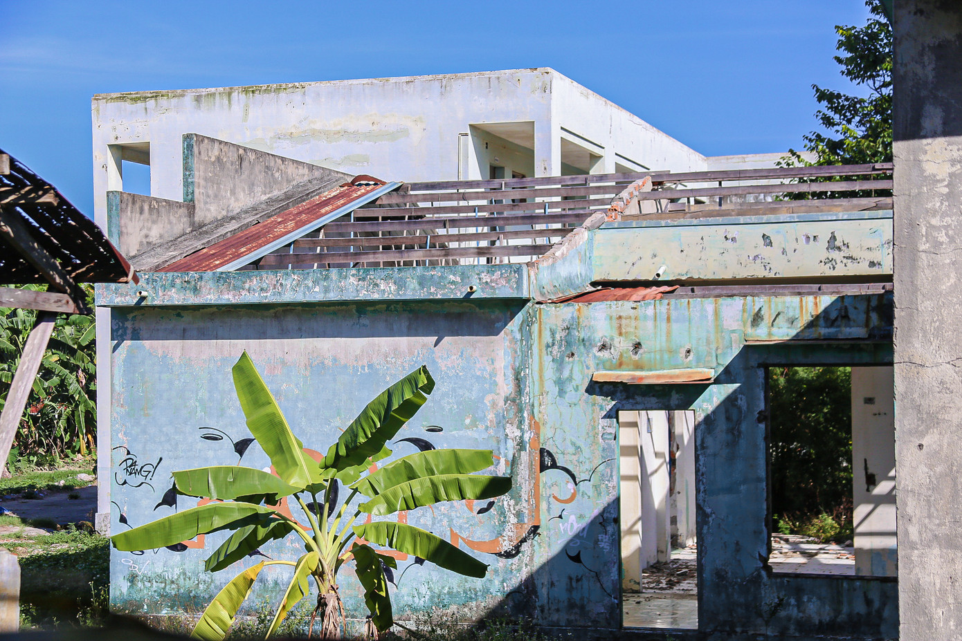 Nhiều nhà đã bị tốc mái, hư hỏng hoàn toàn. Nhiều nhà đã bị tốc mái, hư hỏng hoàn toàn.