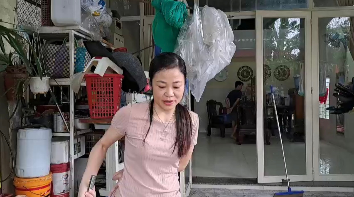 Chị Nguyễn Phương Thảo (tổ 32, phường Hòa Khánh Nam, quận Liên Chiểu, TP. Đà Nẵng) cho biết, đây là lần thứ 3 chị dọn nhà trong vòng chưa đầy một tuần, vừa mới dọn dẹp sạch sẽ thì sáng nay nước lại ngập. Chị Nguyễn Phương Thảo (tổ 32, phường Hòa Khánh Nam, quận Liên Chiểu, TP. Đà Nẵng) cho biết, đây là lần thứ 3 chị dọn nhà trong vòng chưa đầy một tuần, vừa mới dọn dẹp sạch sẽ thì sáng nay nước lại ngập.