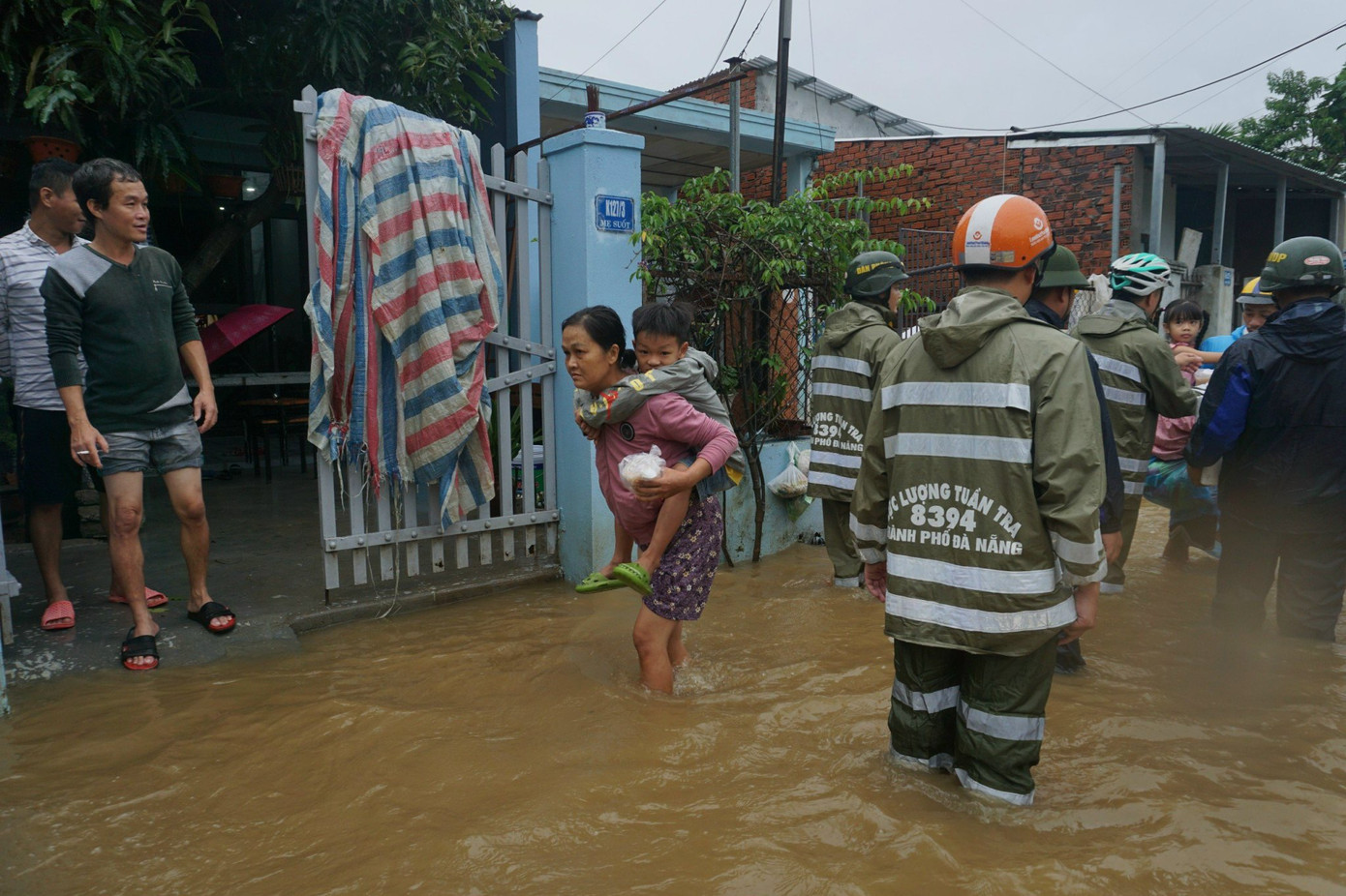 Nước tiếp tục bủa vây nhiều ngôi nhà trên đường Mẹ Suốt sáng 17/10. Nước tiếp tục bủa vây nhiều ngôi nhà trên đường Mẹ Suốt sáng 17/10.