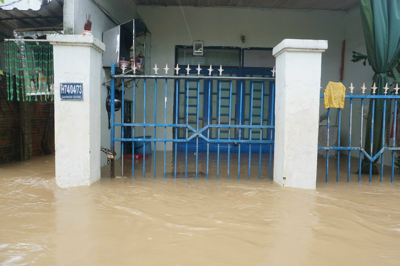 Nước ngập sâu nhiều nhà dân ở khu vực Mẹ Suốt. Nước ngập sâu nhiều nhà dân ở khu vực Mẹ Suốt.