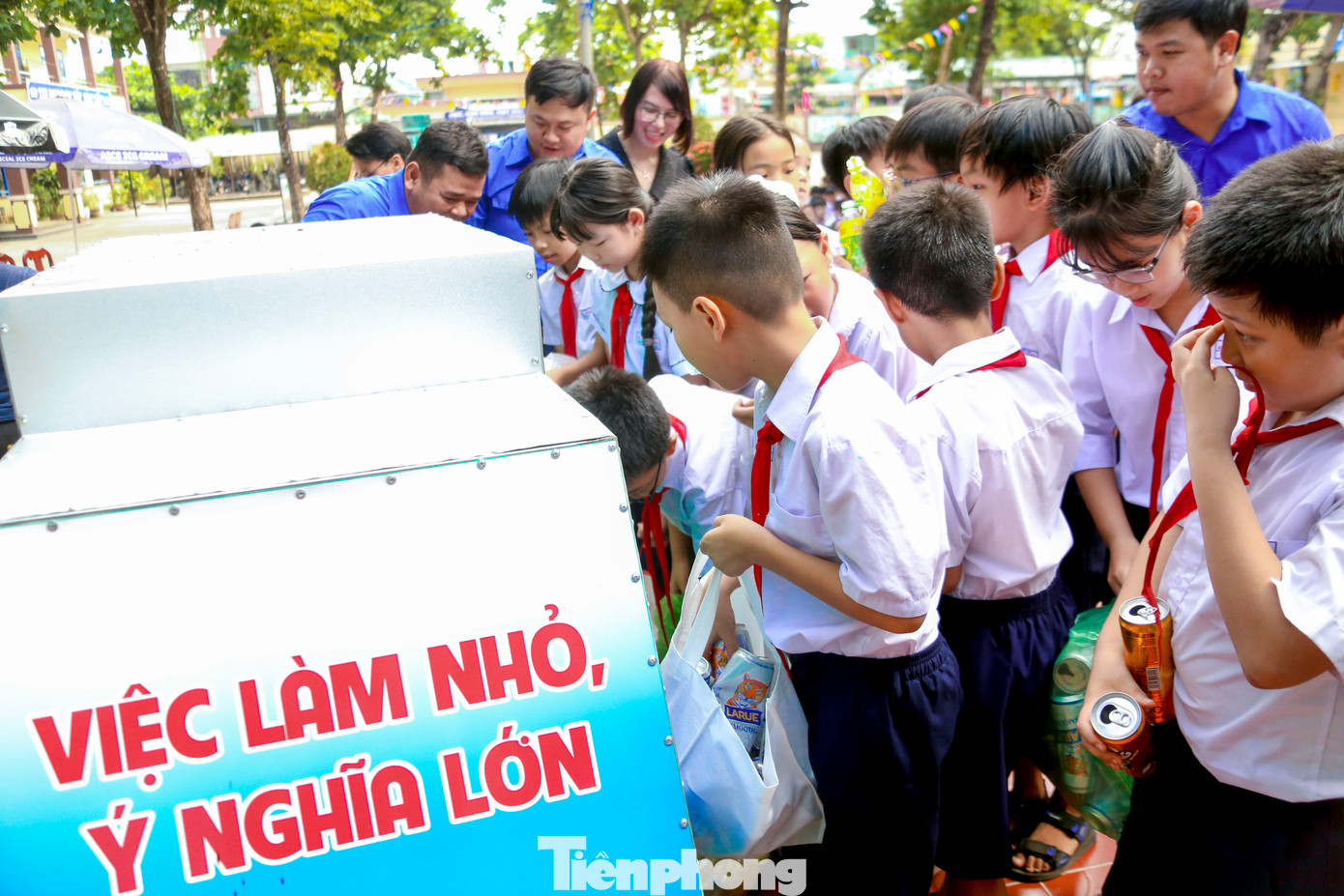 Các em học sinh, đội viên, thiếu niên nhi đồng đang sinh hoạt tại các khối lớp tiến hành bỏ rác thải tài nguyên thu gom được vào xe phân loại.