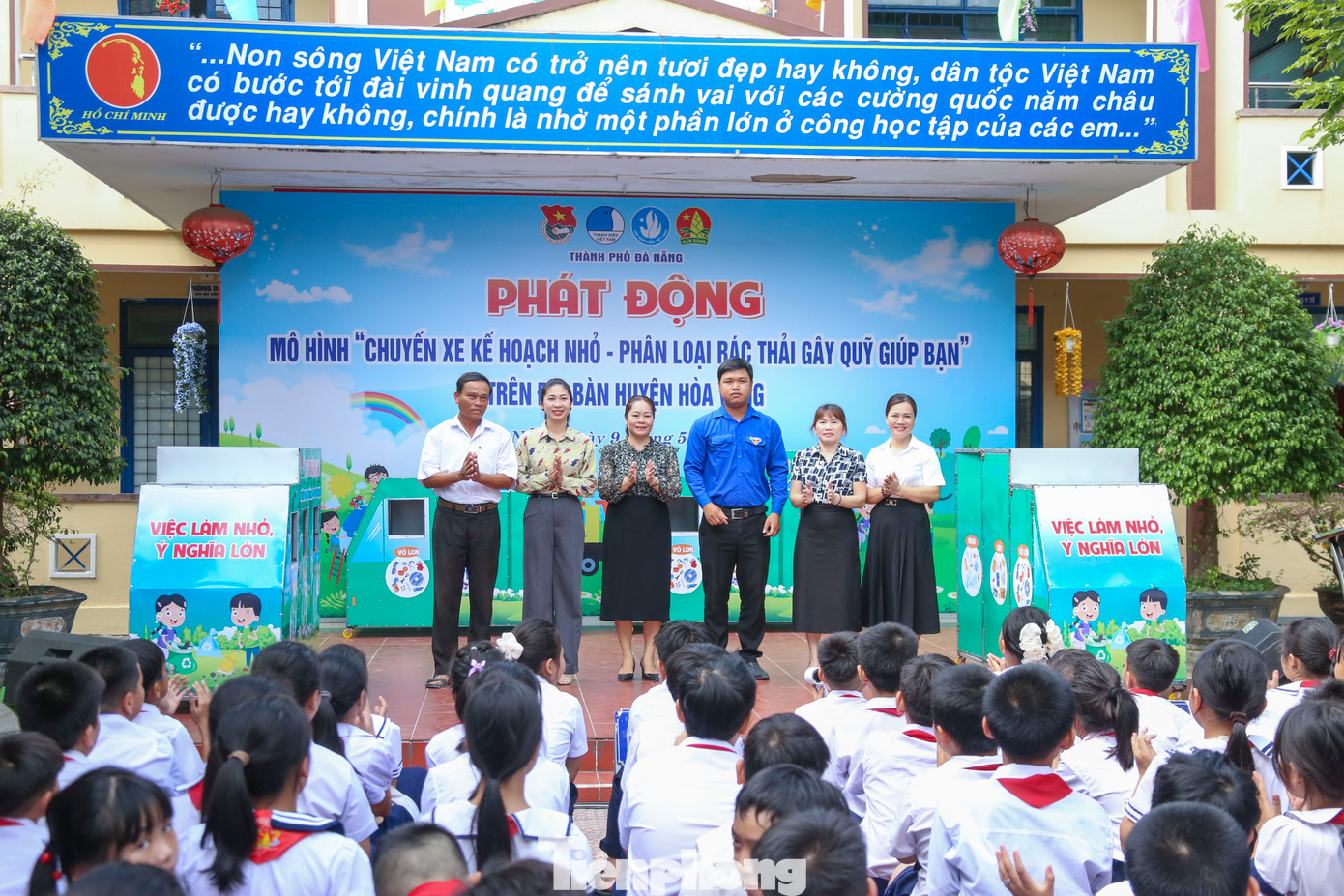 Ban Thường vụ Thành Đoàn Đà Nẵng trao 12 xe phân loại rác cho các trường trên địa bàn huyện Hòa Vang.