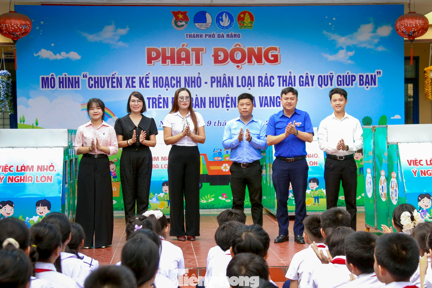 Ban Thường vụ Thành Đoàn Đà Nẵng trao 12 xe phân loại rác cho các trường trên địa bàn huyện Hòa Vang.