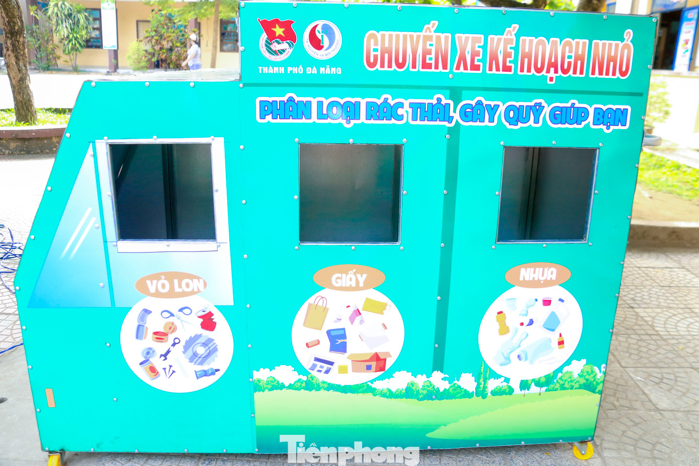 Chiếc xe kế hoạch nhỏ sẽ có 3 ngăn gồm kim loại, sản phẩm từ nhựa và giấy. Các em học sinh phân loại rác tài nguyên từ sinh hoạt trong gia đình, khu dân cư, nhà trường sau đó thu gom lại và đem đến bỏ vào.