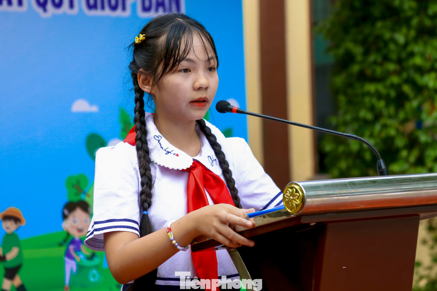 "Mô hình "Chuyến xe kế hoạch nhỏ - Phân loại rác, gây quỹ giúp bạn" là một mô hình rất ý nghĩa. Thông qua việc phân loại và thu gom rác tái chế, chúng em không chỉ góp phần bảo vệ môi trường mà còn gây quỹ để hỗ trợ các bạn học sinh có hoàn cảnh khó khăn trong trường. Đây là hoạt động thiết thực và nhân văn, giúp lan tỏa tinh thần sẻ chia trong học đường", em Nguyễn Trần Thanh Lam chia sẻ.