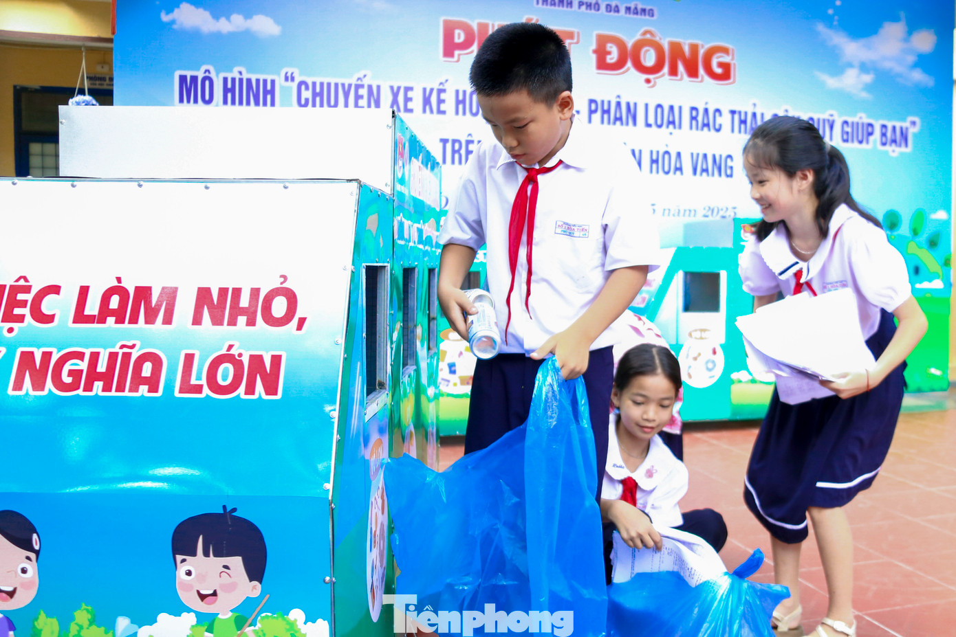 Sau mỗi tuần, giáo viên Tổng phụ trách Đội phối hợp cùng chi đoàn giáo viên sẽ tiến hành thống kê, liên hệ cơ sở thu mua và quy đổi số rác thải thu được của mỗi tuần ở các khối lớp thành kinh phí để hỗ trợ hoạt động trao quà &quot;Nụ cười hồng&quot; cho các em học sinh có hoàn cảnh khó khăn.