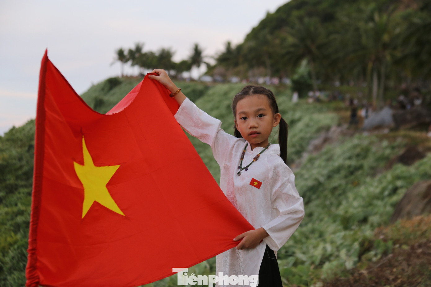 Chị Nguyễn Oanh Oanh (du khách đến từ Hà Nội) cho biết, tranh thủ ngày lễ trọng đại của đất nước chị đã đưa hai con của mình vào Đà Nẵng du lịch và chuẩn bị lá cờ Tổ quốc để chụp hình cho các con làm kỷ niệm. “Dù các bé còn nhỏ nhưng tôi muốn tập cho con của mình nhận thức được lòng yêu nước, luôn nhắc nhở các bé phải biết tự hào về lịch sử hào hùng của dân tộc”, chị Oanh cho biết. Ảnh: Duy Quốc. Chị Nguyễn Oanh Oanh (du khách đến từ Hà Nội) cho biết, tranh thủ ngày lễ trọng đại của đất nước chị đã đưa hai con của mình vào Đà Nẵng du lịch và chuẩn bị lá cờ Tổ quốc để chụp hình cho các con làm kỷ niệm. “Dù các bé còn nhỏ nhưng tôi muốn tập cho con của mình nhận thức được lòng yêu nước, luôn nhắc nhở các bé phải biết tự hào về lịch sử hào hùng của dân tộc”, chị Oanh cho biết. Ảnh: Duy Quốc.