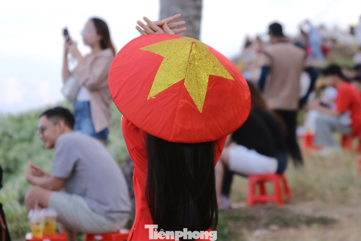 Hình ảnh các bé chụp ảnh cùng lá cờ Tổ quốc khiến nhiều người thích thú, xúc động. Ảnh: Duy Quốc. Hình ảnh các bé chụp ảnh cùng lá cờ Tổ quốc khiến nhiều người thích thú, xúc động. Ảnh: Duy Quốc.