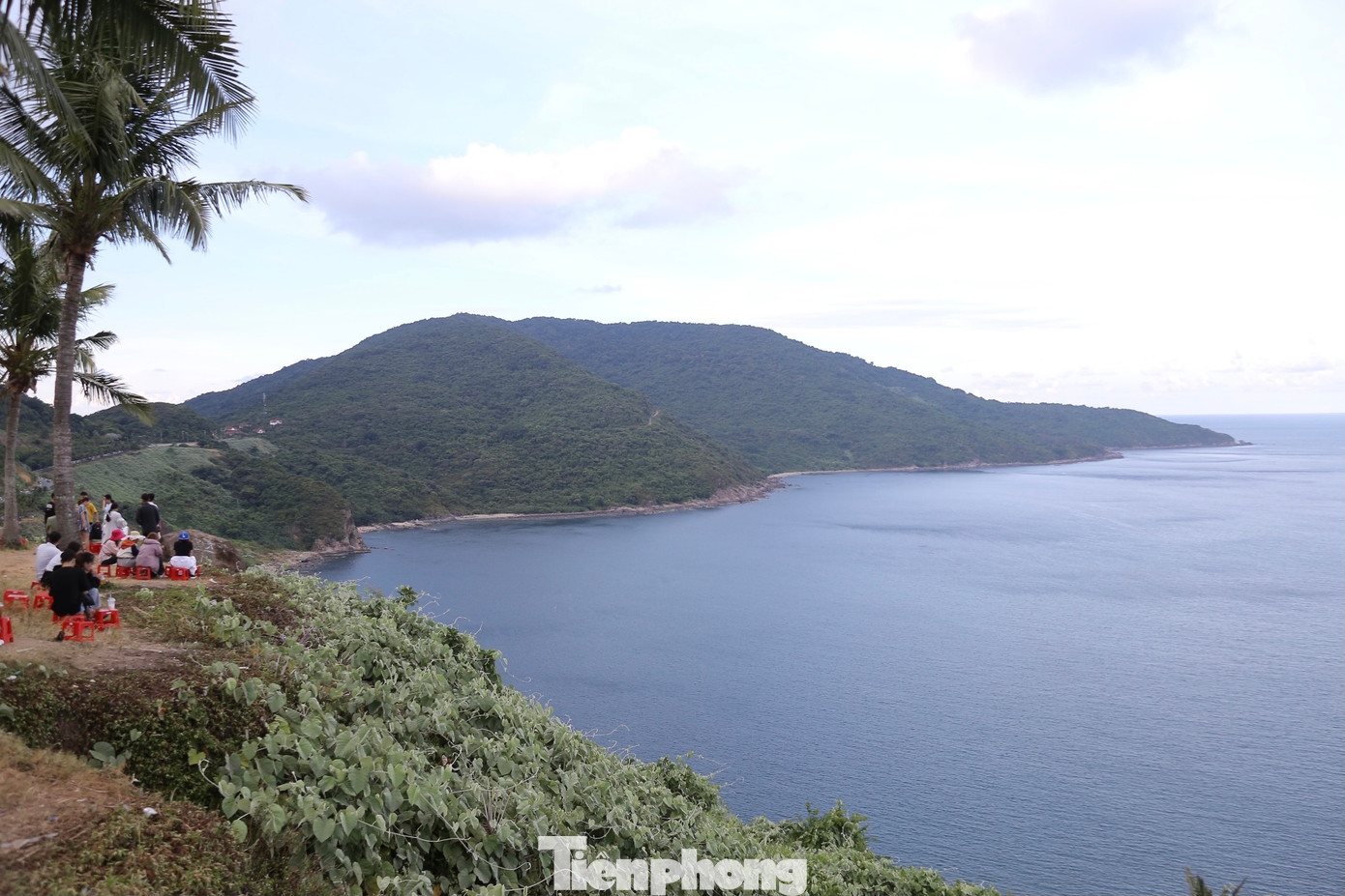 Bán đảo Sơn Trà được mệnh danh là "lá phổi xanh" của Đà Nẵng với hệ sinh thái động thực vật đa dạng, có bờ biển dài đẹp, là nơi nhiều du khách lựa chọn đến tham quan du lịch trong các kỳ nghỉ lễ. Ảnh: Duy Quốc. Bán đảo Sơn Trà được mệnh danh là "lá phổi xanh" của Đà Nẵng với hệ sinh thái động thực vật đa dạng, có bờ biển dài đẹp, là nơi nhiều du khách lựa chọn đến tham quan du lịch trong các kỳ nghỉ lễ. Ảnh: Duy Quốc.