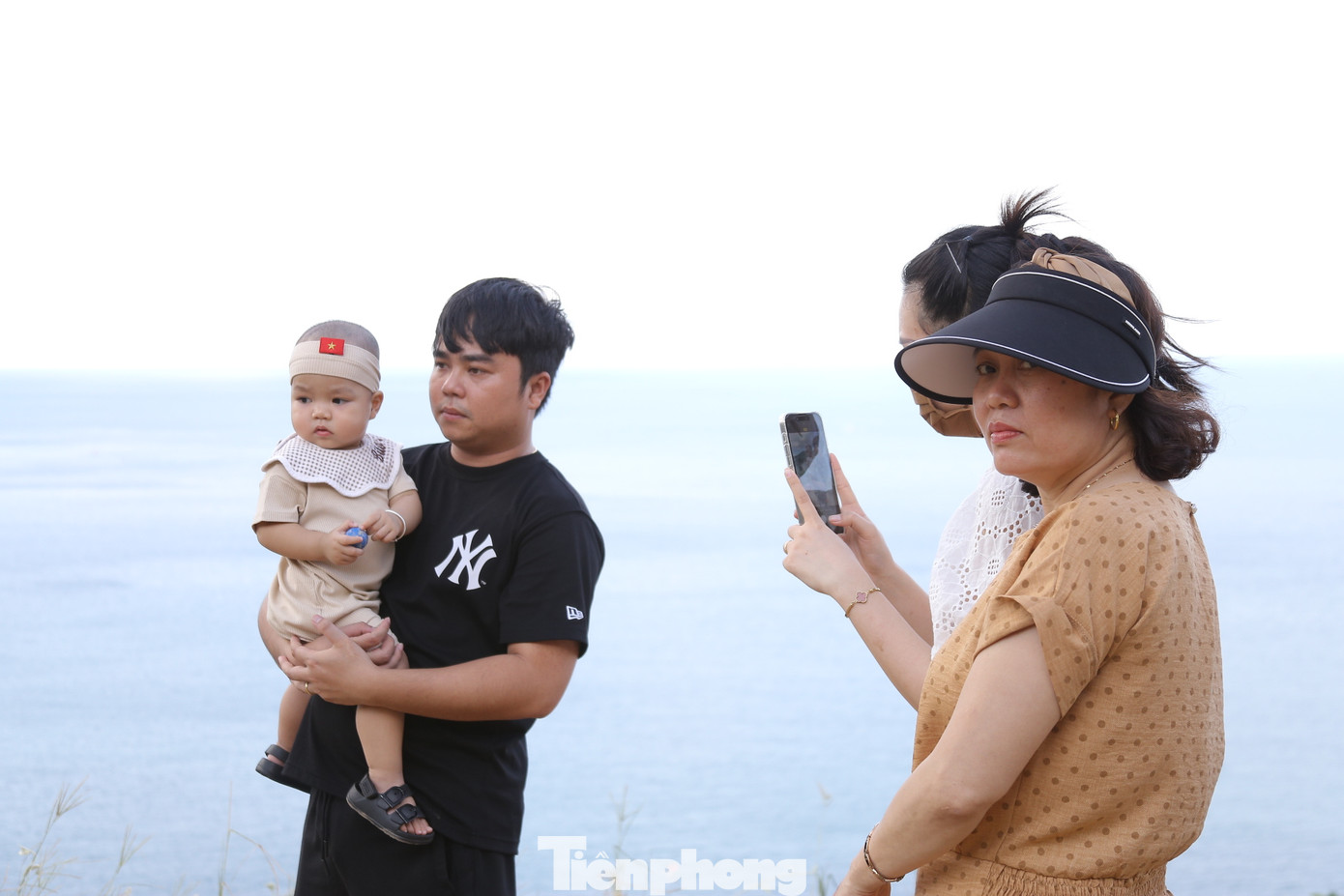 Trong khi đó, nhiều gia đình lựa chọn đi chơi, du lịch tại bán đảo Sơn Trà trong kỳ nghỉ lễ vì khí hậu mát mẻ và cảnh sắc tuyệt vời. Ảnh: Duy Quốc. Trong khi đó, nhiều gia đình lựa chọn đi chơi, du lịch tại bán đảo Sơn Trà trong kỳ nghỉ lễ vì khí hậu mát mẻ và cảnh sắc tuyệt vời. Ảnh: Duy Quốc.