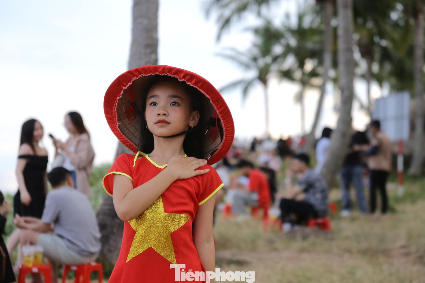 Hình ảnh các bé chụp ảnh cùng lá cờ Tổ quốc khiến nhiều người thích thú, xúc động. Ảnh: Duy Quốc. Hình ảnh các bé chụp ảnh cùng lá cờ Tổ quốc khiến nhiều người thích thú, xúc động. Ảnh: Duy Quốc.