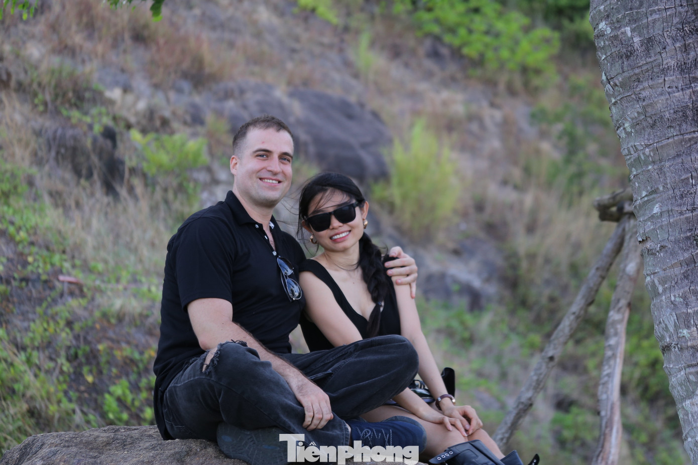 Nhiều cặp đôi thích thú chụp hình khi đi du lịch cùng nhau trong kỳ nghỉ lễ. Ảnh: Duy Quốc. Nhiều cặp đôi thích thú chụp hình khi đi du lịch cùng nhau trong kỳ nghỉ lễ. Ảnh: Duy Quốc.