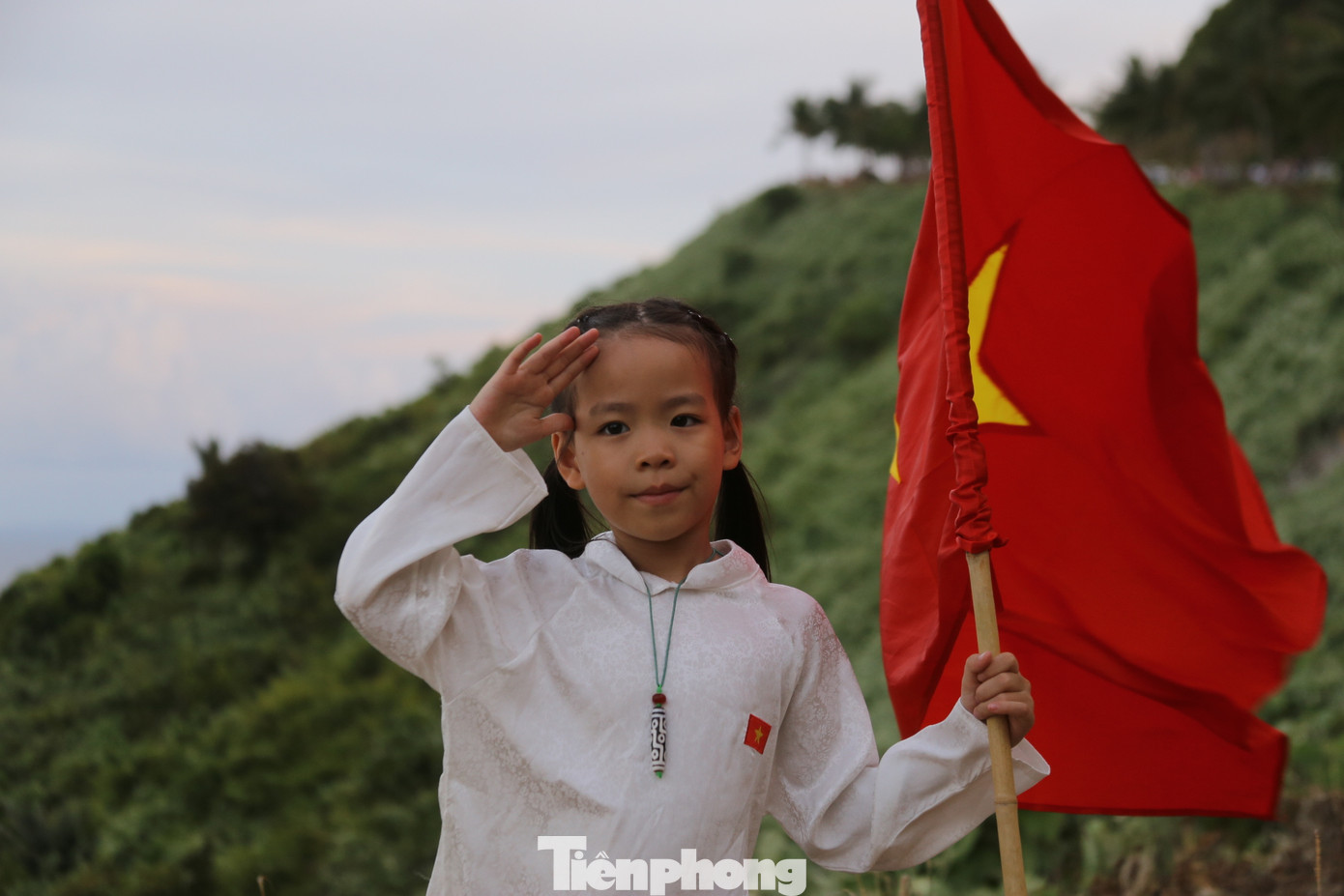 Chị Nguyễn Thị Nguyên (trú ở quận Sơn Trà) cho biết, bán đảo Sơn Trà là nơi nhiều người lên chơi vào những dịp lễ hay cuối tuần. Cảnh vật nơi đây rất đẹp, cây cối xanh mát. “Nhìn nhiều người đưa con mình chụp hình cùng lá cờ Tổ quốc, cảm thấy rất tự hào, nhìn lá cờ tung bay mà mình thực sự xúc động”, chị Nguyên nói. Ảnh: Duy Quốc. Chị Nguyễn Thị Nguyên (trú ở quận Sơn Trà) cho biết, bán đảo Sơn Trà là nơi nhiều người lên chơi vào những dịp lễ hay cuối tuần. Cảnh vật nơi đây rất đẹp, cây cối xanh mát. “Nhìn nhiều người đưa con mình chụp hình cùng lá cờ Tổ quốc, cảm thấy rất tự hào, nhìn lá cờ tung bay mà mình thực sự xúc động”, chị Nguyên nói. Ảnh: Duy Quốc.