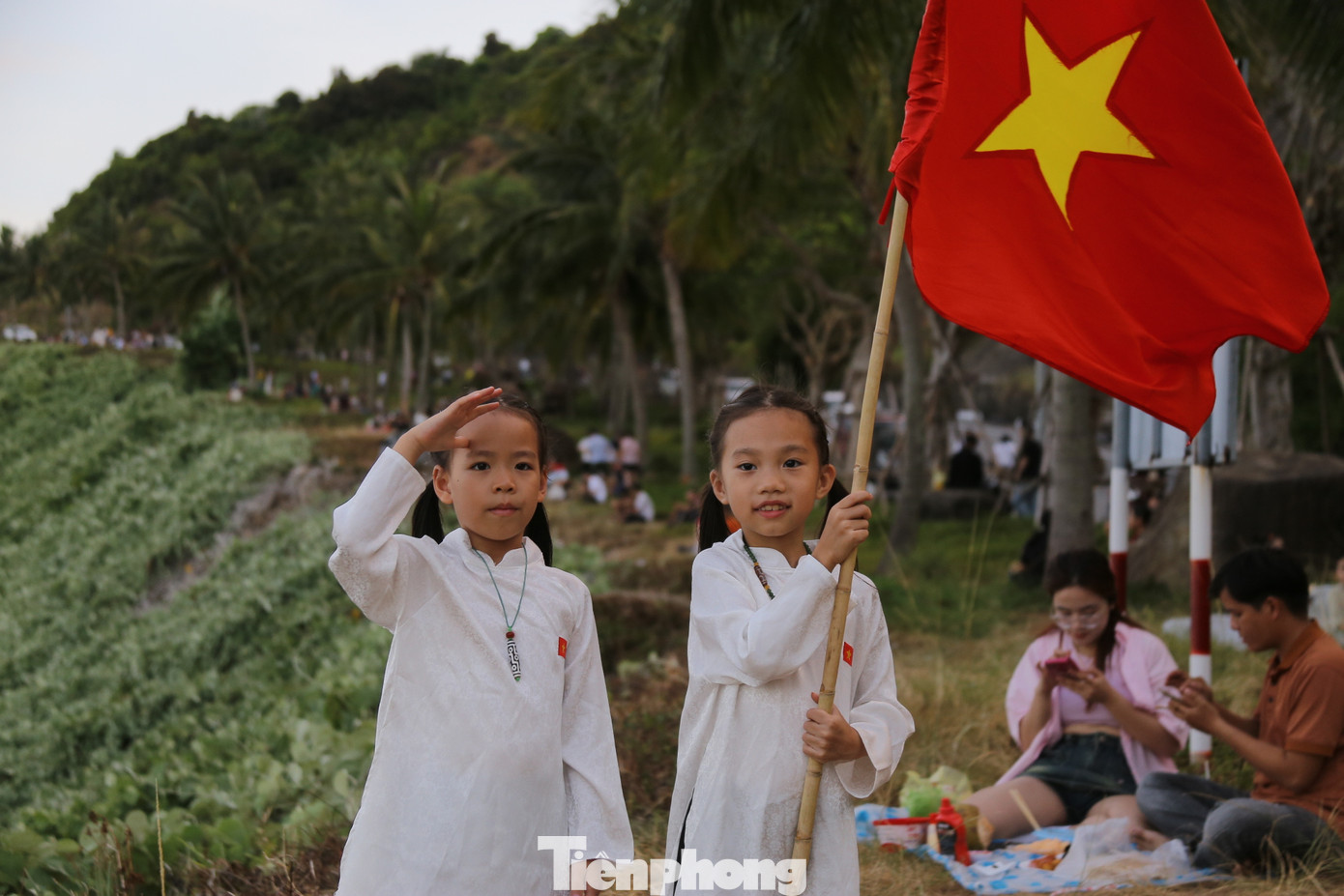 Ghi nhận của PV Tiền Phong, rất đông du khách đổ về bán đảo Sơn Trà (TP. Đà Nẵng) để vui chơi, tham quan du lịch. Nhiều em nhỏ tạo dáng chụp hình cùng lá cờ đỏ sao vàng thật đẹp mắt. Ảnh: Duy Quốc. Ghi nhận của PV Tiền Phong, rất đông du khách đổ về bán đảo Sơn Trà (TP. Đà Nẵng) để vui chơi, tham quan du lịch. Nhiều em nhỏ tạo dáng chụp hình cùng lá cờ đỏ sao vàng thật đẹp mắt. Ảnh: Duy Quốc.