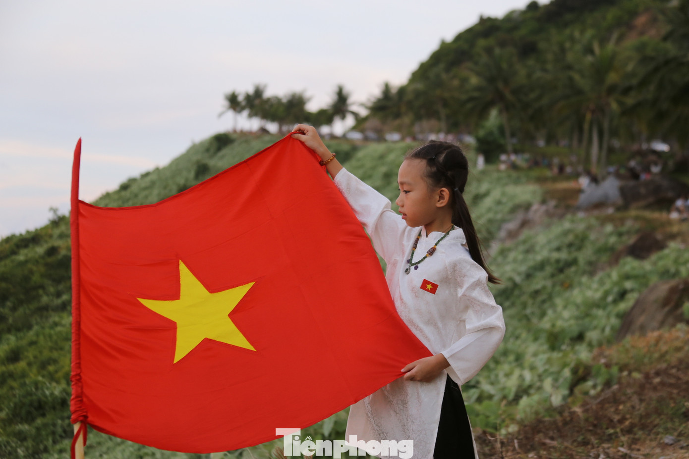 Hình ảnh các bé chụp ảnh cùng lá cờ Tổ quốc khiến nhiều người thích thú, xúc động. Ảnh: Duy Quốc. Hình ảnh các bé chụp ảnh cùng lá cờ Tổ quốc khiến nhiều người thích thú, xúc động. Ảnh: Duy Quốc.