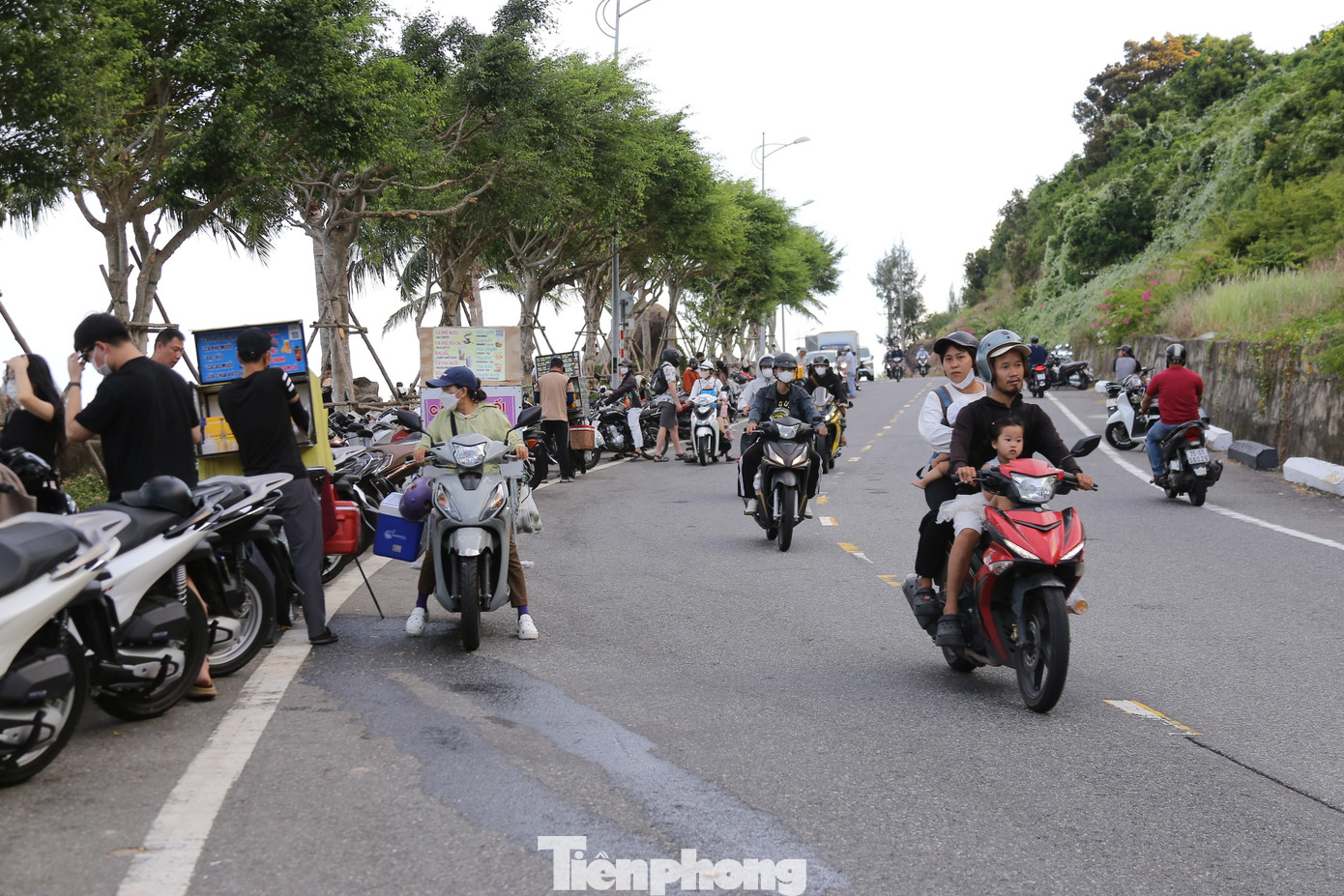 Khoảng 15h – 16h là lúc du khách bắt đầu đổ về Sơn Trà chơi lễ càng đông, lượng xe hai bên đường đã chật kín. Ảnh: Duy Quốc. Khoảng 15h – 16h là lúc du khách bắt đầu đổ về Sơn Trà chơi lễ càng đông, lượng xe hai bên đường đã chật kín. Ảnh: Duy Quốc.