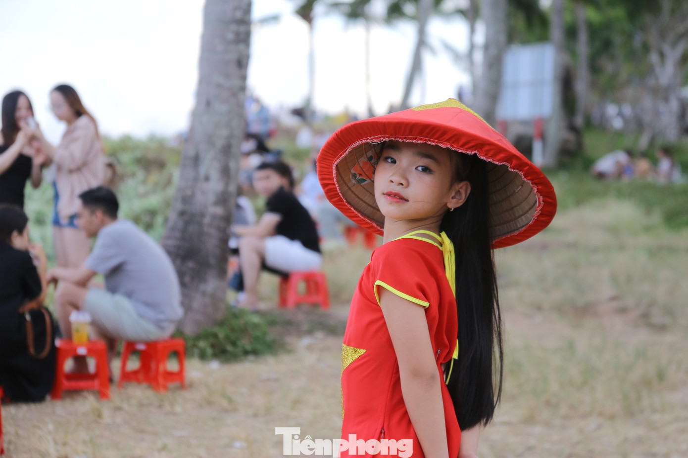 Em Nguyễn Hoàng Ngọc Diệp cũng được bố mẹ đưa lên bán đảo Sơn Trà để chụp hình cùng lá cờ Tổ quốc, hưởng ứng ngày lễ lớn của đất nước. Ảnh: Duy Quốc. Em Nguyễn Hoàng Ngọc Diệp cũng được bố mẹ đưa lên bán đảo Sơn Trà để chụp hình cùng lá cờ Tổ quốc, hưởng ứng ngày lễ lớn của đất nước. Ảnh: Duy Quốc.