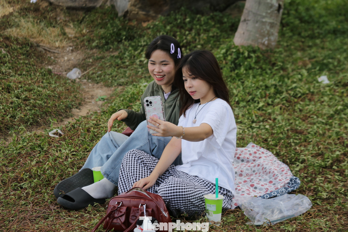 Nhiều cặp đôi thích thú chụp hình khi đi du lịch cùng nhau trong kỳ nghỉ lễ. Ảnh: Duy Quốc. Nhiều cặp đôi thích thú chụp hình khi đi du lịch cùng nhau trong kỳ nghỉ lễ. Ảnh: Duy Quốc.