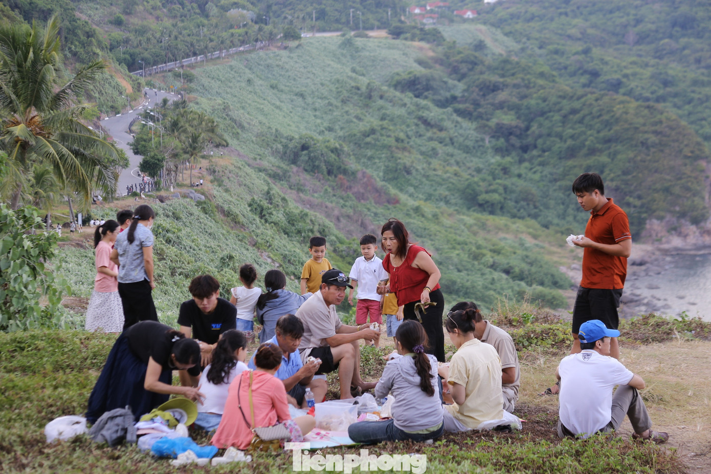 Trong khi đó, nhiều gia đình lựa chọn đi chơi, du lịch tại bán đảo Sơn Trà trong kỳ nghỉ lễ vì khí hậu mát mẻ và cảnh sắc tuyệt vời. Ảnh: Duy Quốc. Trong khi đó, nhiều gia đình lựa chọn đi chơi, du lịch tại bán đảo Sơn Trà trong kỳ nghỉ lễ vì khí hậu mát mẻ và cảnh sắc tuyệt vời. Ảnh: Duy Quốc.