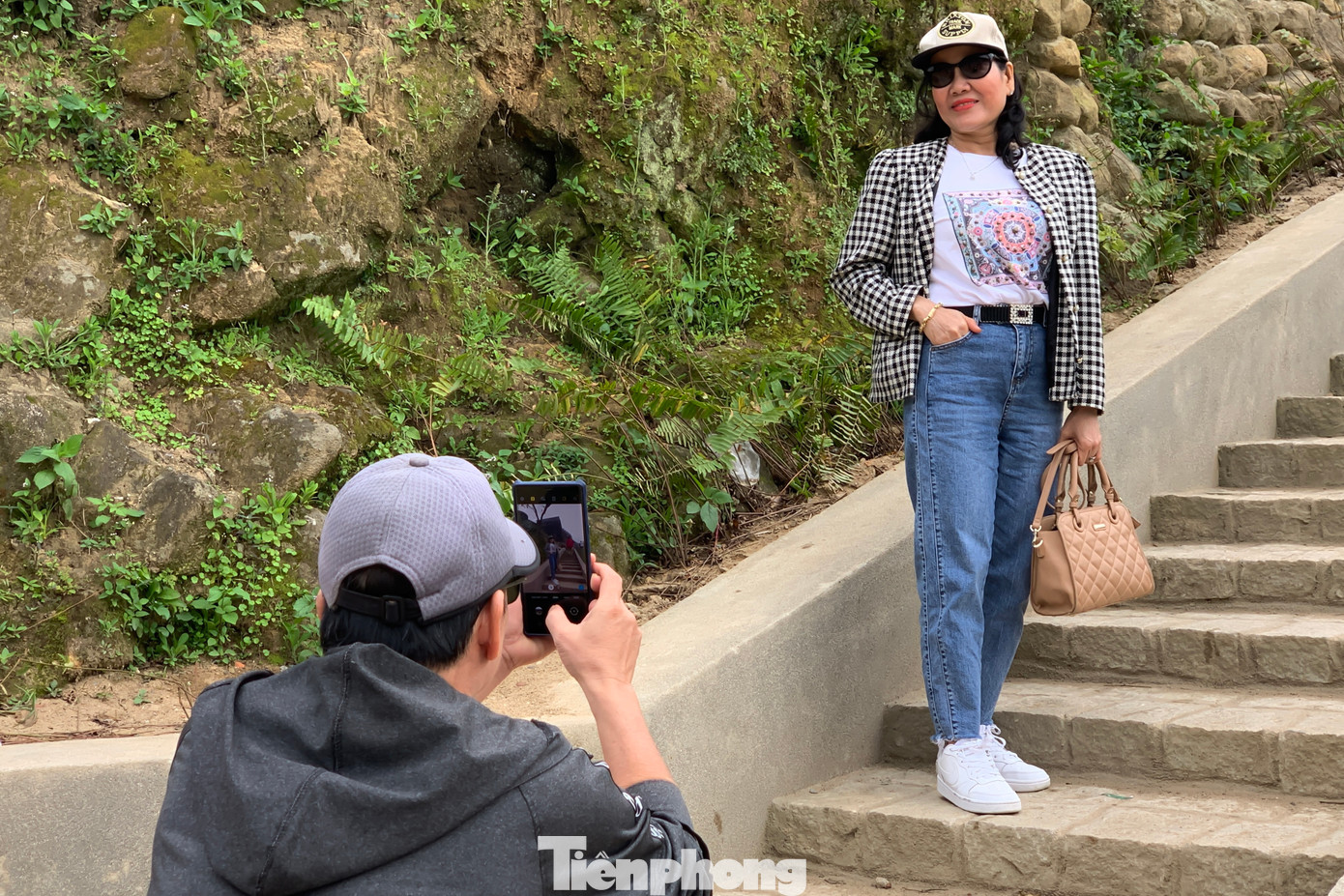 Chị Nguyễn Hạnh (trú Quảng Trị) trở vào Đà Nẵng sau những ngày về quê nghỉ Tết cho biết, chị chọn đi đèo thay vì đi hầm để có thể ngắm cảnh đẹp trên đỉnh đèo Hải Vân. “Đi hầm sẽ nhanh hơn rất nhiều nhưng tôi và chồng đã chọn đi đèo để chụp hình và hưởng thụ không khí mát mẻ”, chị Hạnh nói.