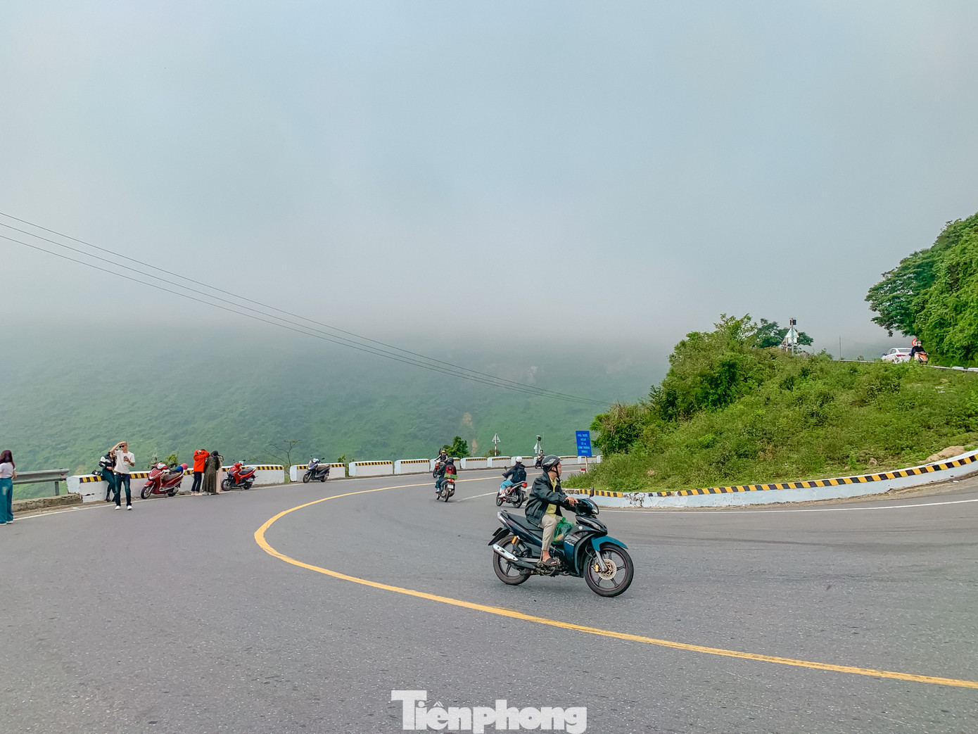 Mặc dù có nhiều khúc cua khúc khuỷu, nguy hiểm nhưng đèo Hải Vân vẫn luôn hấp dẫn đối với các bạn trẻ muốn chinh phục.