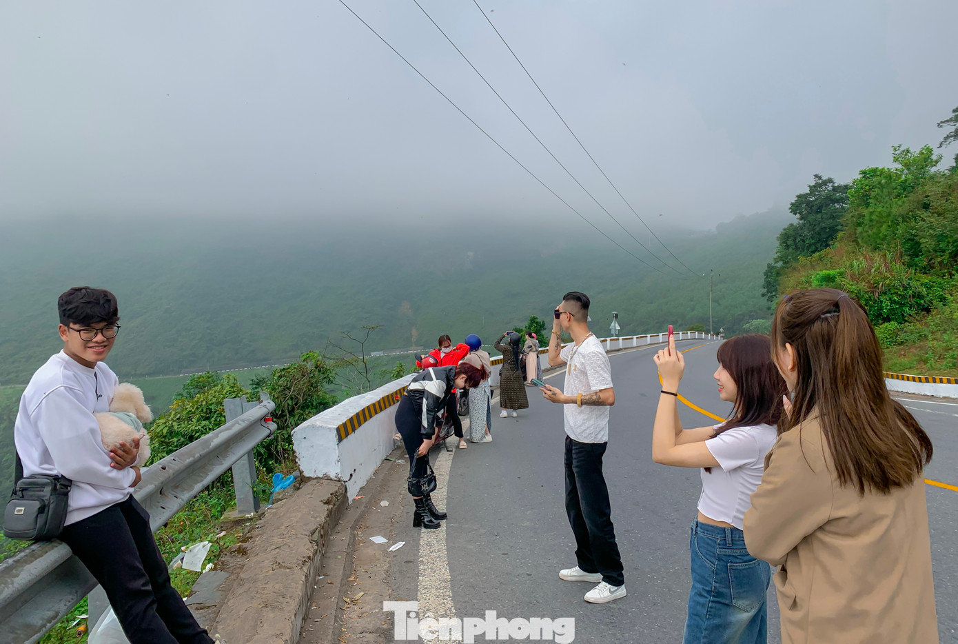 Tranh thủ thời tiết đẹp, nhiều người dừng lại để check – in trên đỉnh Hải Vân quan và cảnh đẹp ven đường.