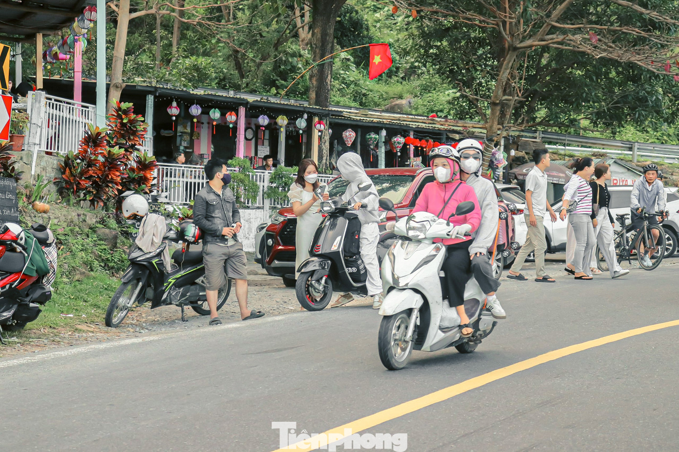 Nhiều quán cà phê trên đèo cũng đông nghịt khách ra vào vì view đẹp, có thể nhìn ra biển.