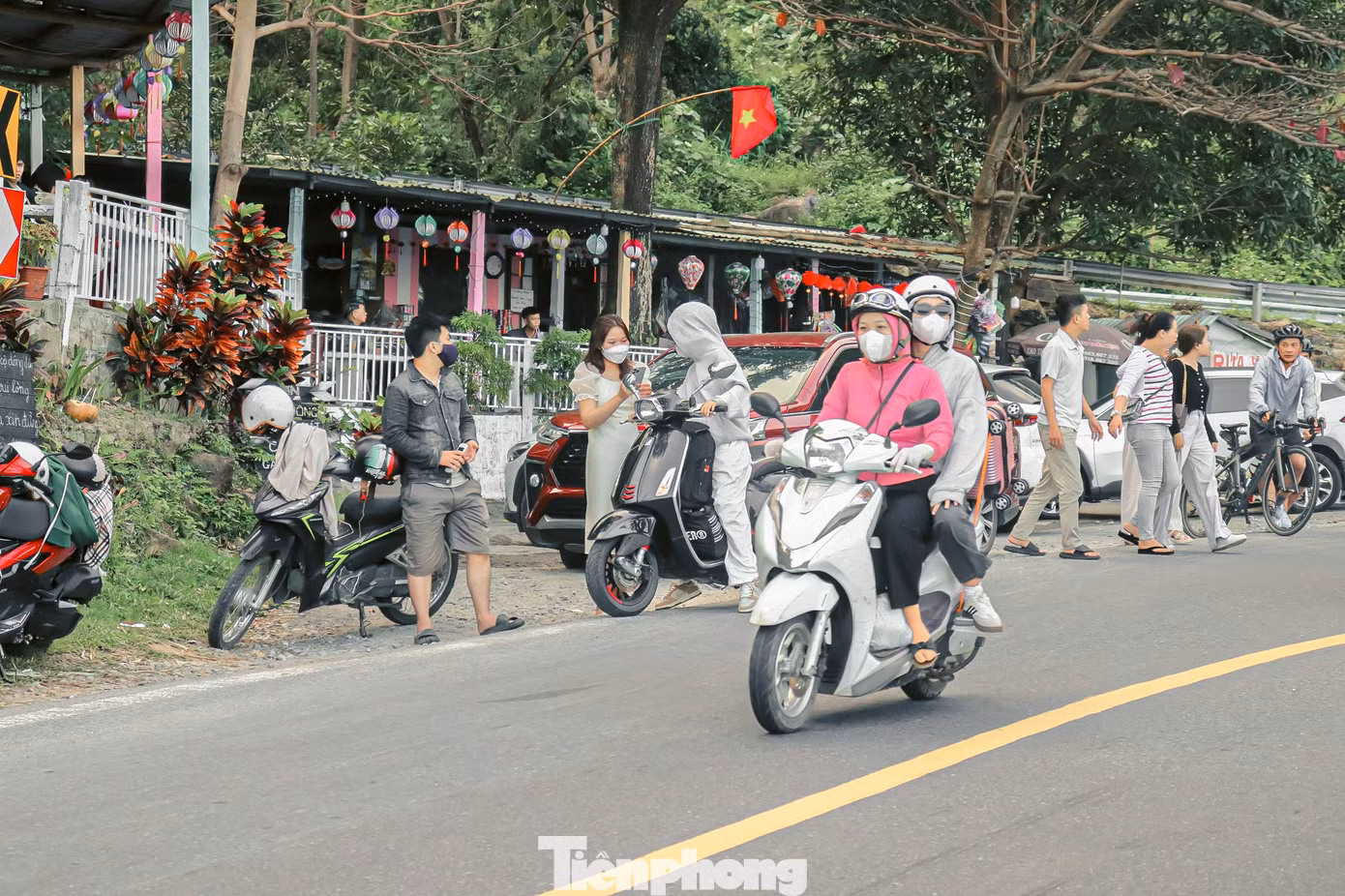Nhiều quán cà phê trên đèo cũng đông nghịt khách ra vào vì view đẹp, có thể nhìn ra biển. Nhiều quán cà phê trên đèo cũng đông nghịt khách ra vào vì view đẹp, có thể nhìn ra biển.