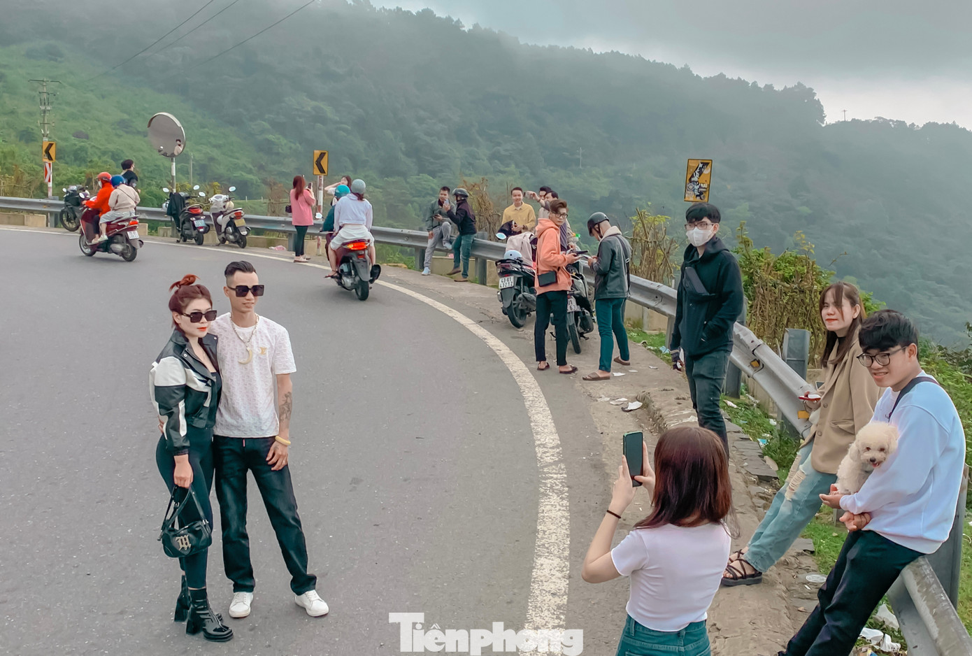 Tranh thủ thời tiết đẹp, nhiều người dừng lại để check – in trên đỉnh Hải Vân quan và cảnh đẹp ven đường.