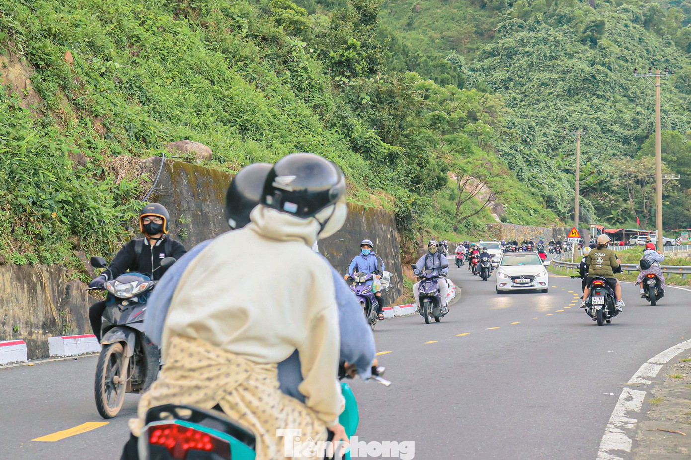 Được xem là Thiên hạ đệ nhất hùng quan với cảnh núi non hùng vĩ, có thể nhìn núi, biển và bao quát cả thành phố Đà Nẵng, đèo Hải Vân luôn thu hút du khách vào mỗi dịp cuối tuần, nghỉ lễ.