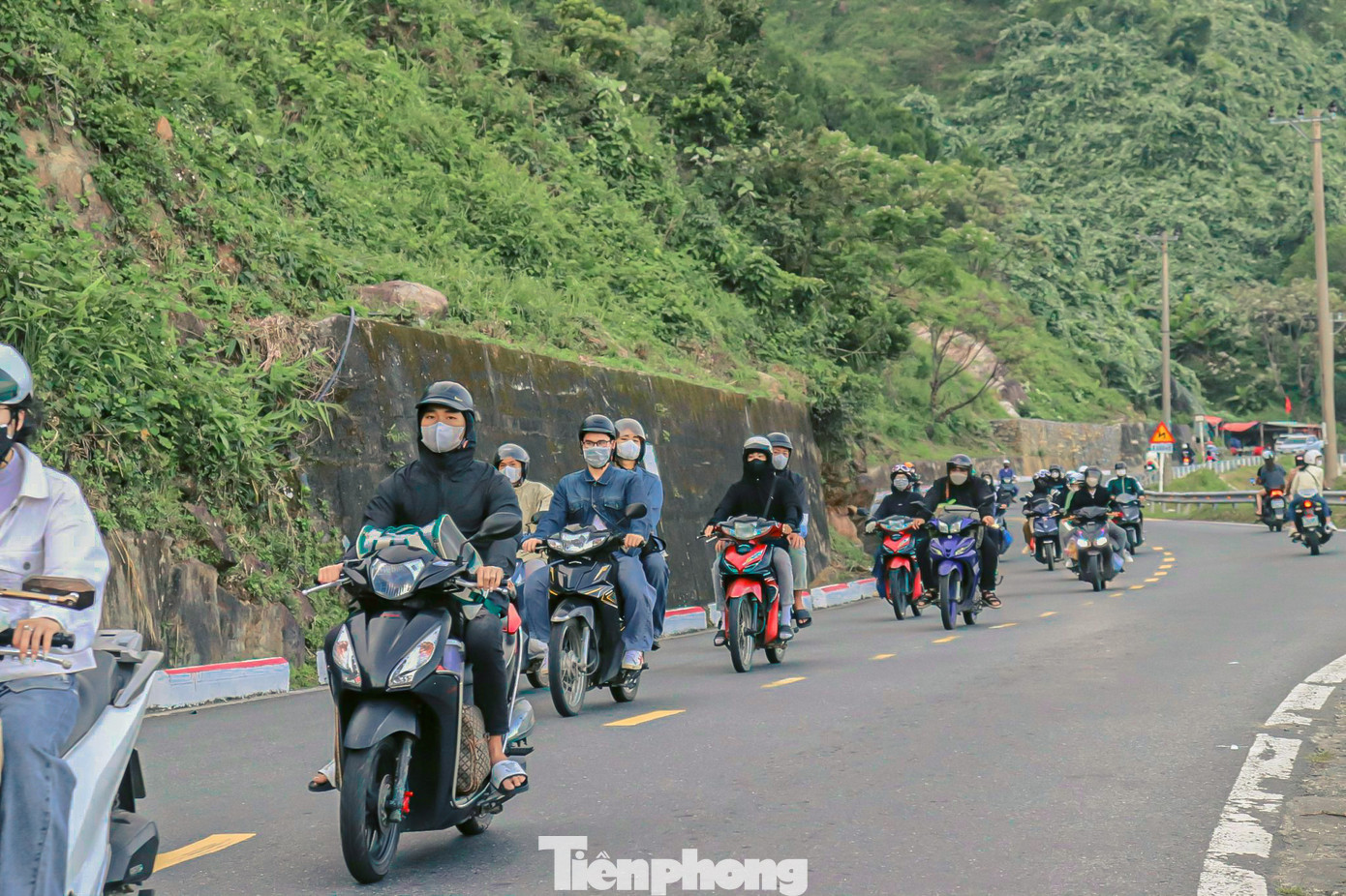 Để vào lại học tập và làm việc, nhiều người từ các tỉnh Quảng Bình, Quảng Trị, Huế chọn vượt đèo khoảng 20km vào lại Đà Nẵng thay vì đi đường hầm.