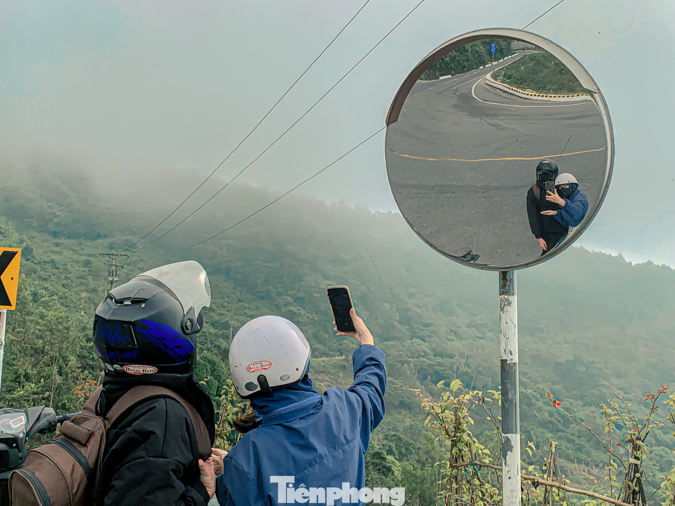 Bạn Hà Phương Thanh học trường Đại học Duy Tân, trên đường vào cũng tranh thủ chụp hình rồi tiếp tục hành trình vào Đà Nẵng. “Thường mỗi lần về quê vào lại em sẽ đi hầm cho nhanh và đỡ nguy hiểm, nhưng hôm nay thời tiết đẹp nên em cùng bạn thử vượt đèo để cảm nhận vẻ đẹp của đèo Hải Vân”, bạn Thanh cho biết.