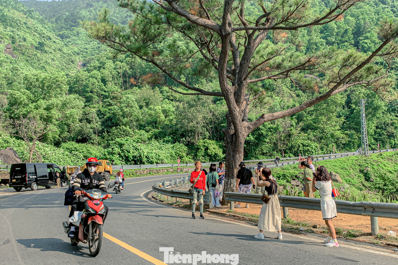 Được xem là Thiên hạ đệ nhất hùng quan với cảnh núi non hùng vĩ, có thể nhìn núi, biển và bao quát cả thành phố Đà Nẵng, đèo Hải Vân luôn thu hút du khách vào mỗi dịp cuối tuần, nghỉ lễ.