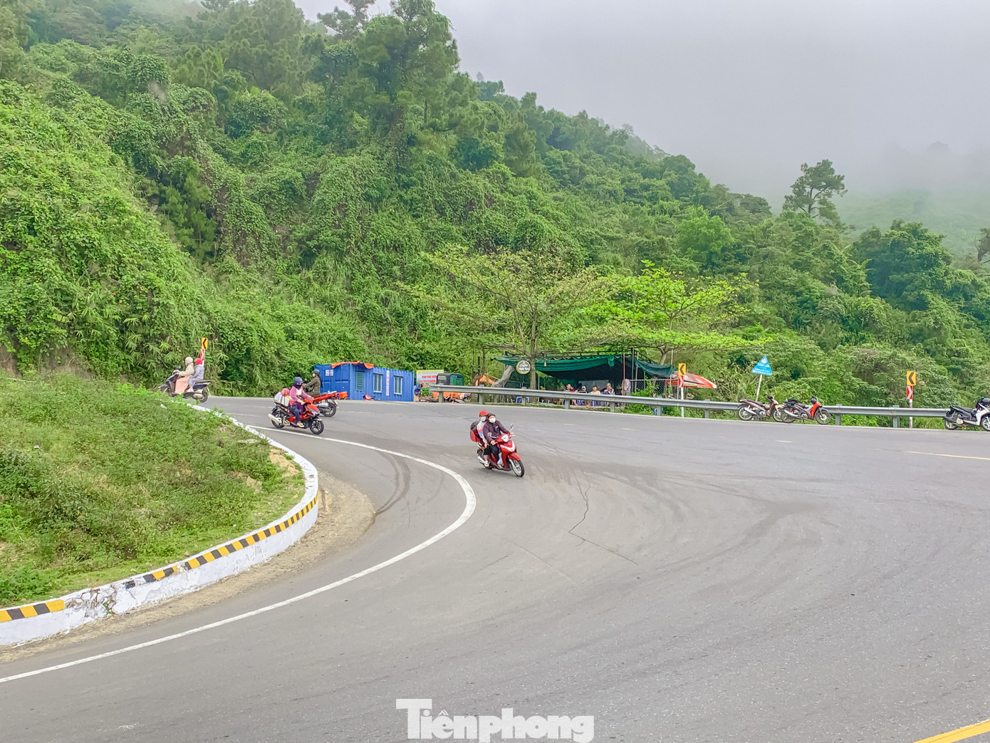 Mặc dù có nhiều khúc cua khúc khuỷu, nguy hiểm nhưng đèo Hải Vân vẫn luôn hấp dẫn đối với các bạn trẻ muốn chinh phục.