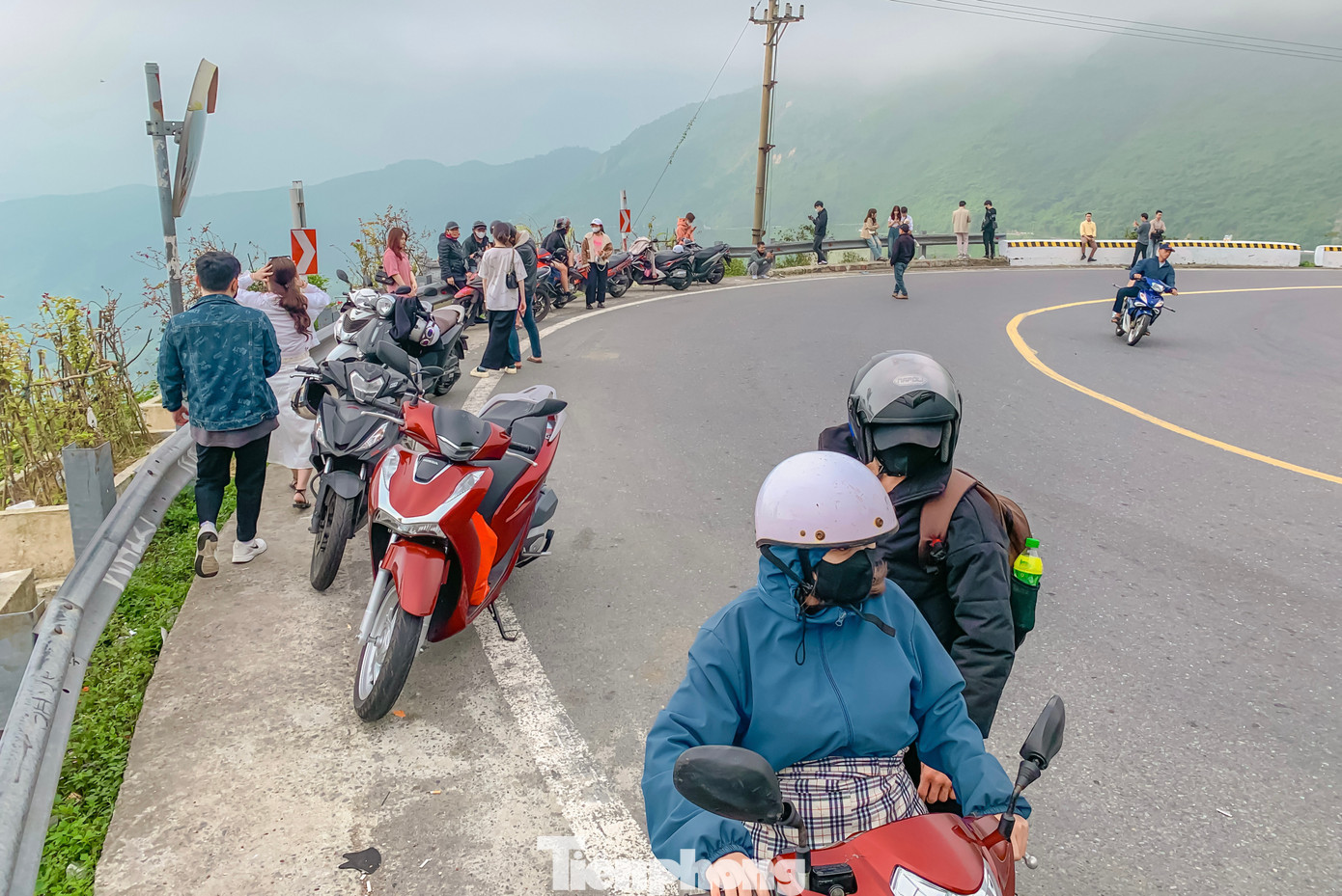 Đoạn đèo giáp ranh giữa Đà Nẵng và Huế được rất nhiều bạn trẻ chọn là nơi dừng xe để chụp hình cùng nhau.