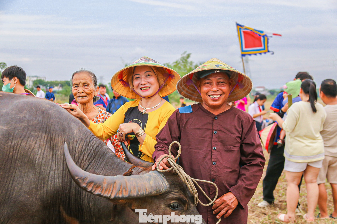 Nhiều người thích thú check-in cùng những mục đồng chăn trâu.